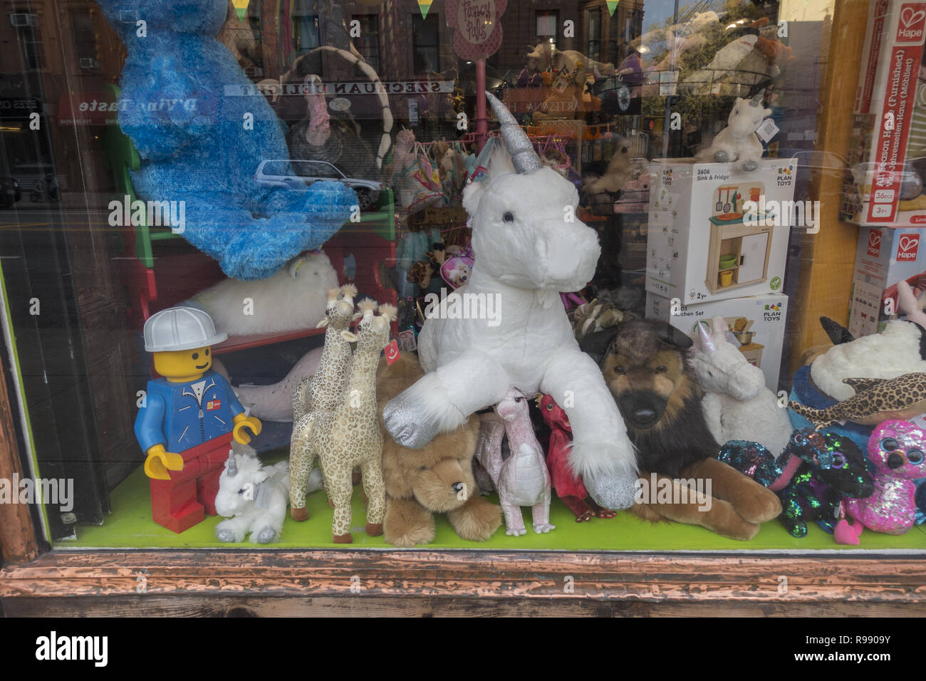 Window display stuffed animals hi-res stock photography and images - Alamy Window display stuffed animals hi-res stock photography and images - Alamy