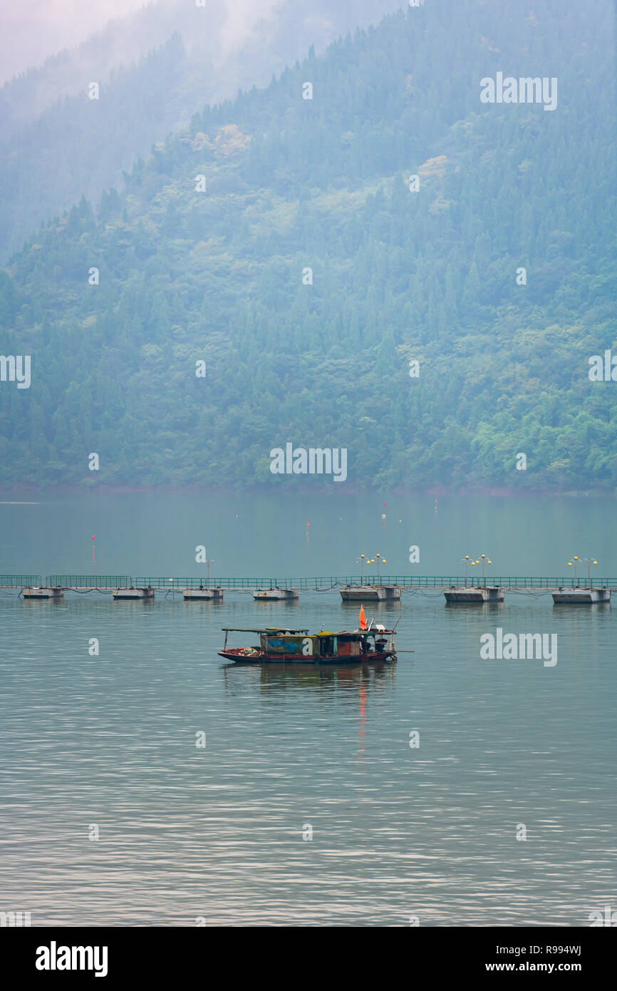 Sampan yangtze river china hi-res stock photography and images - Alamy