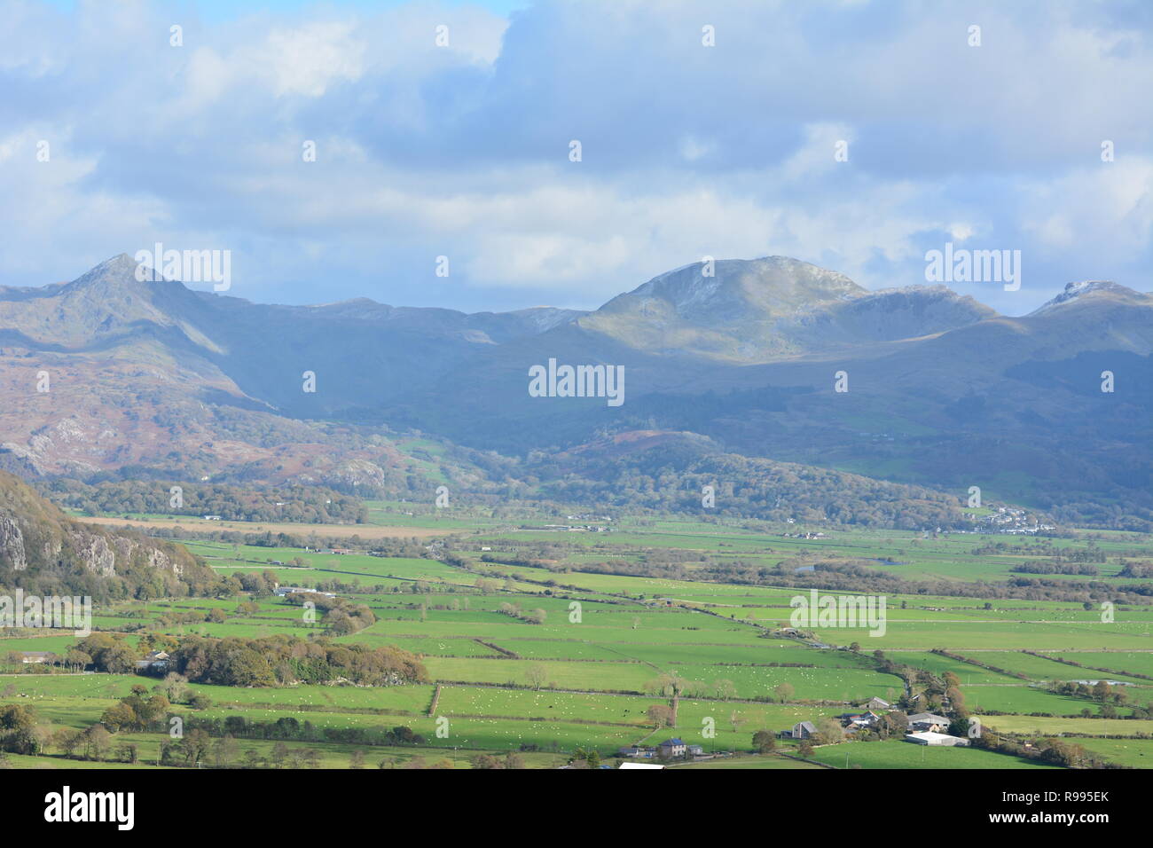Cincht & Moelwyn Mawr Mountains and Green Fields Near Porthmadog Stock Photo
