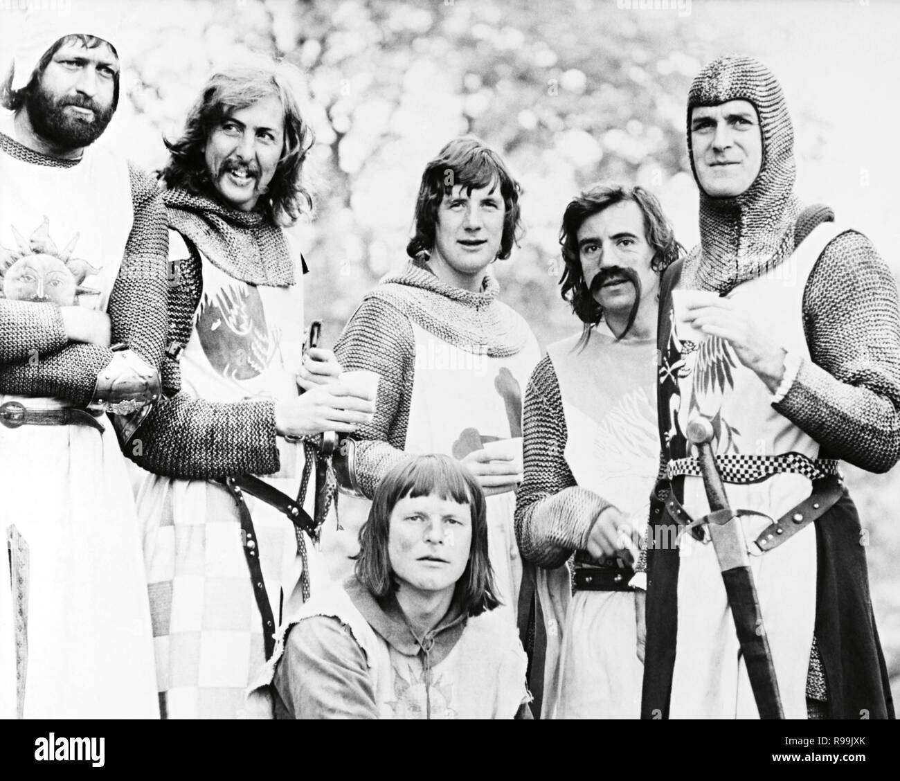 Original film title: MONTY PYTHON AND THE HOLY GRAIL. English title: MONTY PYTHON AND THE HOLY GRAIL. Year: 1975. Director: TERRY GILLIAM; TERRY JONES. Stars: LANCELOT; MICHAEL PALIN; JOHN CLEESE; ERIC IDLE; TERRY GILLIAM; MONTY PYTHON; TERRY JONES. Credit: PYTHON PICTURES/EMI / Album Stock Photo