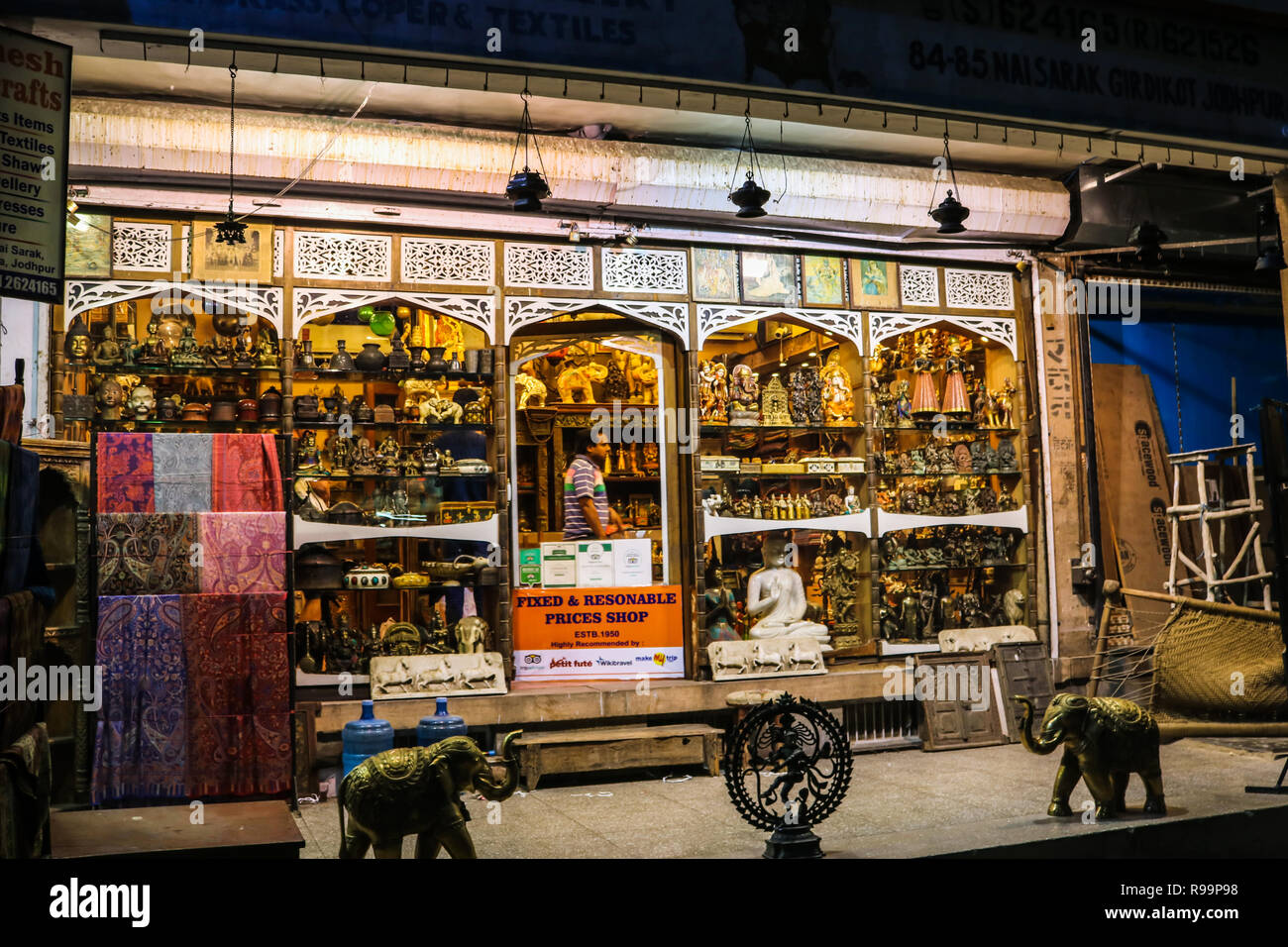 https://c8.alamy.com/comp/R99P98/art-craft-shop-at-the-street-of-jodhpur-rajasthan-R99P98.jpg