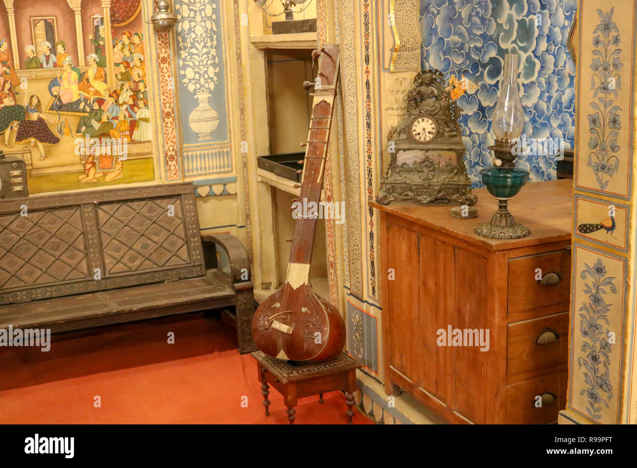 Plucked string instrument hires stock photography and images Alamy