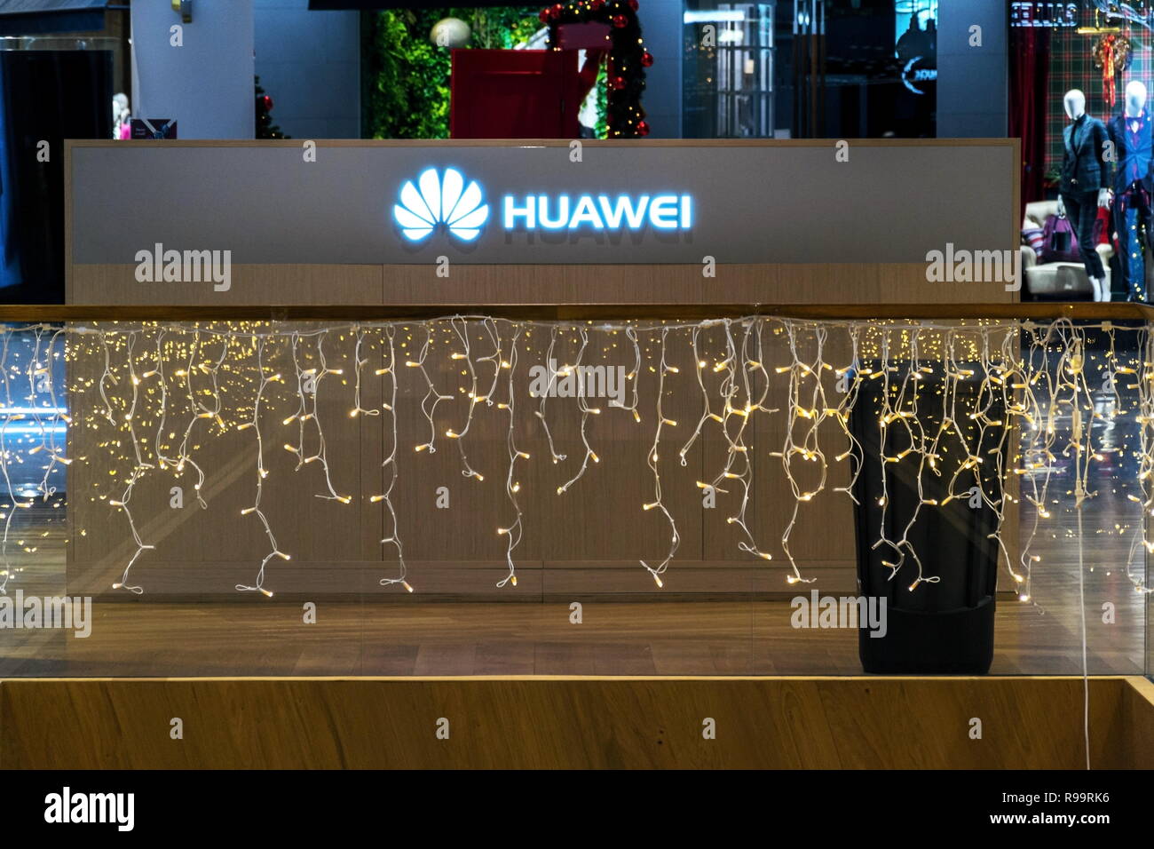 Huawei mobile phone hi-res stock photography and images - Alamy