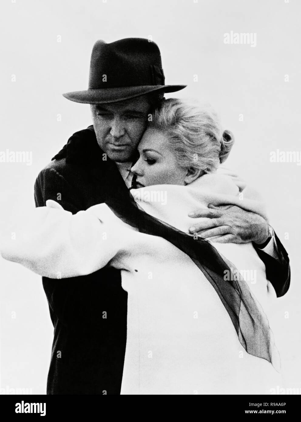 Photo Ancienne De James Stewart Et Kim Novak - Publicité Pour Le Film Vertigo - Années 1960