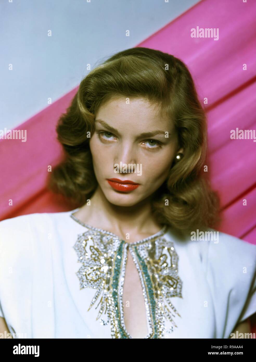 Original Film Title: THE BIG SLEEP. English Title: THE BIG SLEEP. Film  Director: HOWARD HAWKS. Year: 1946. Stars: LAUREN BACALL; HUMPHREY BOGART.  Credit: WARNER BROTHERS / Album Stock Photo - Alamy, image size:984x1390