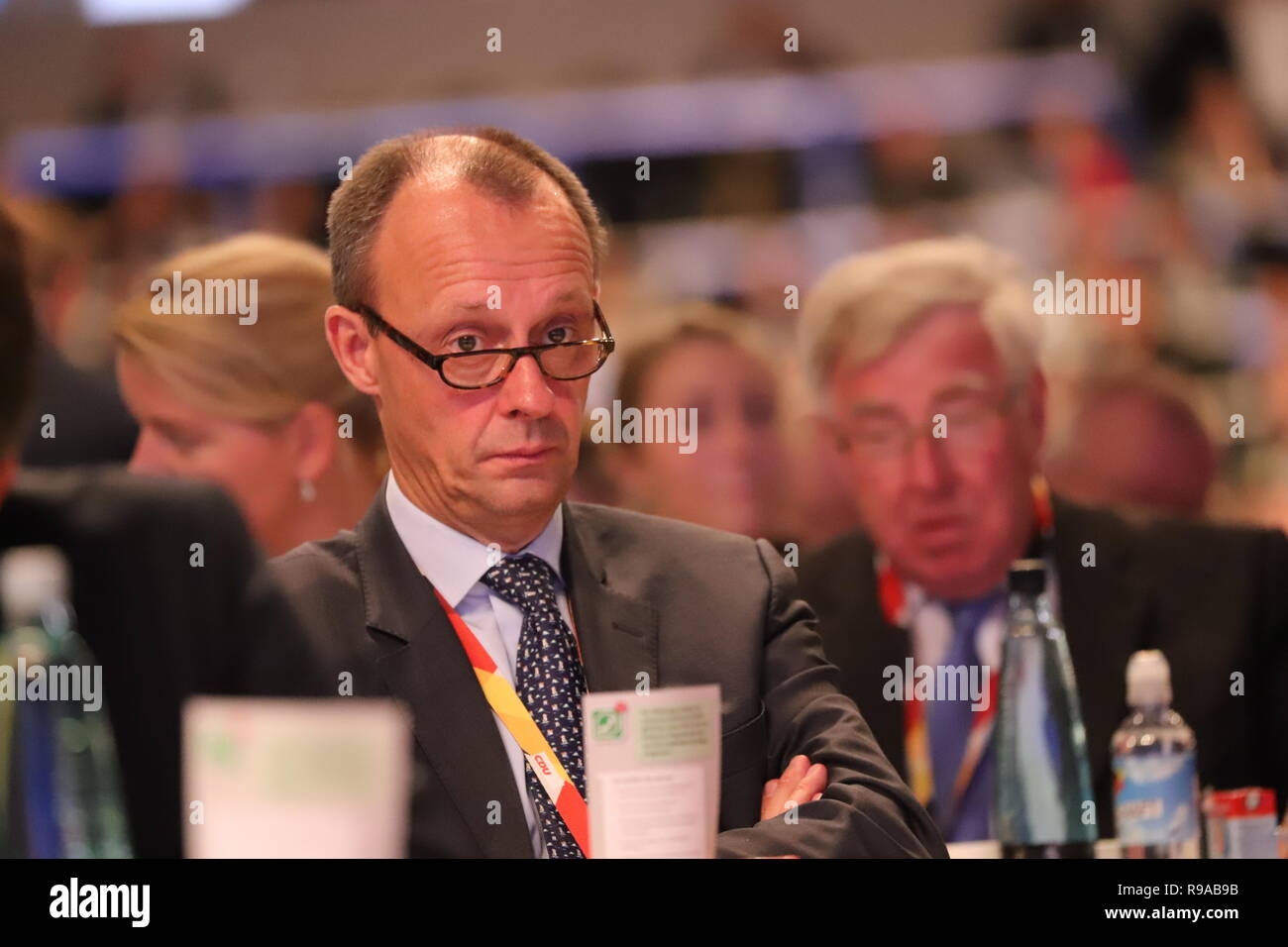 31. CDU-Bundesparteitag in Hamburg:  Friedrich Merz mit Brille , zwischen Delegierten, konsterniert. Drei Jahre Später der dritte Anlauf Stock Photo