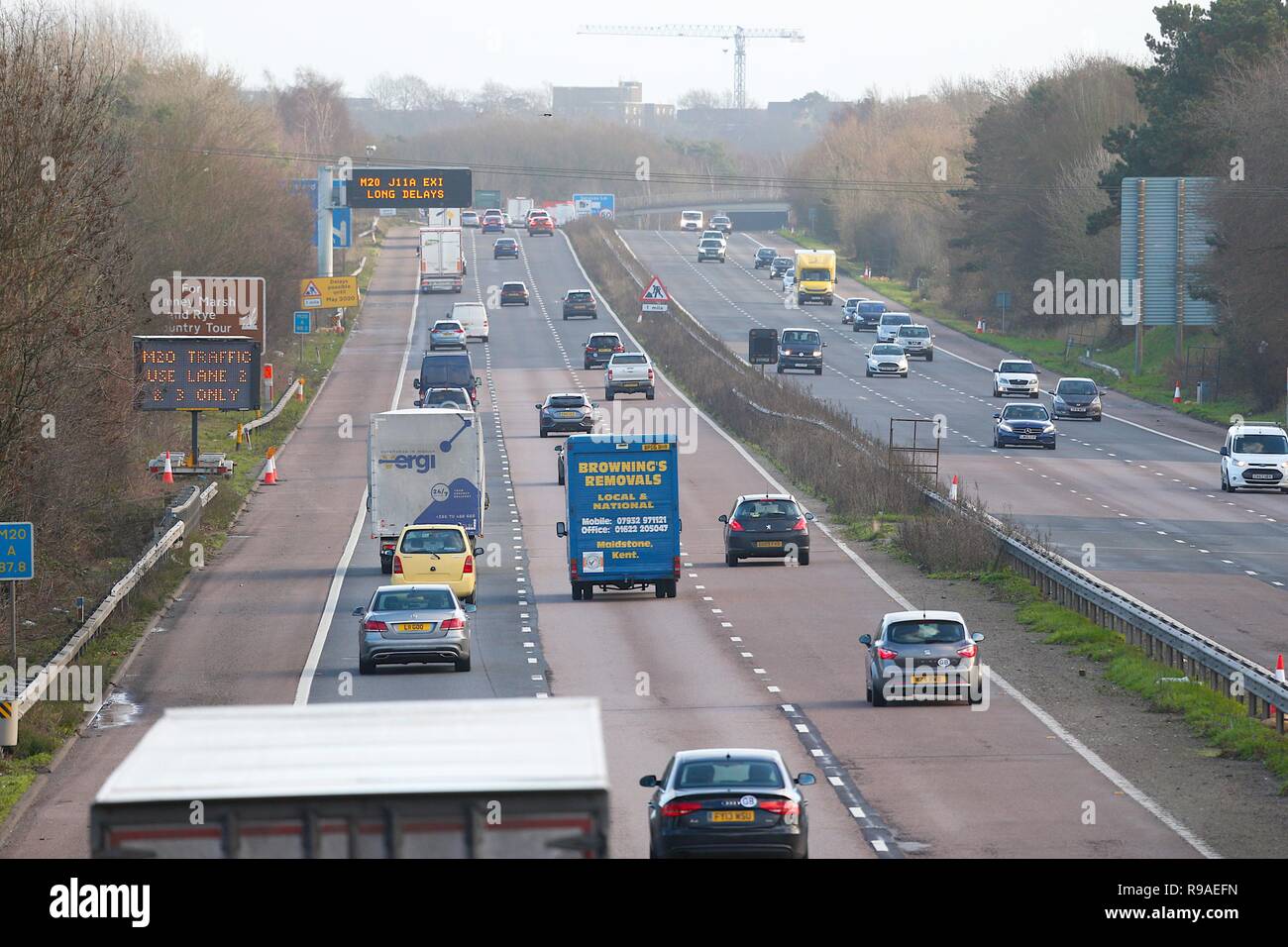 Ashford, Kent, UK. 21st Dec, 2018. Large volumes of traffic around ...