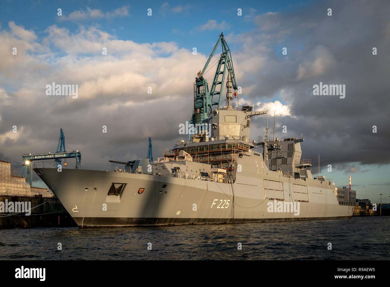 02.11.2018, The Frigate Rhineland-Palatinate/F 225 is under construction and is currently docked at the Blohm & Voss shipyard in Hamburg. The Rhineland-Palatinate is a frigate of the German Navy and the fourth unit of the Baden-Wurttemberg class, which is also called the F125 class. The named after the federal state of Rhineland-Palatinate warship is, after the decommissioned in 2013 frigate Rhineland-Palatinate (F 209) of the Bremen class, the second unit of this name in a German Navy. The commissioning and handover to the 4th Frigate Squadron is planned for 2020. | usage worldwide Stock Photo