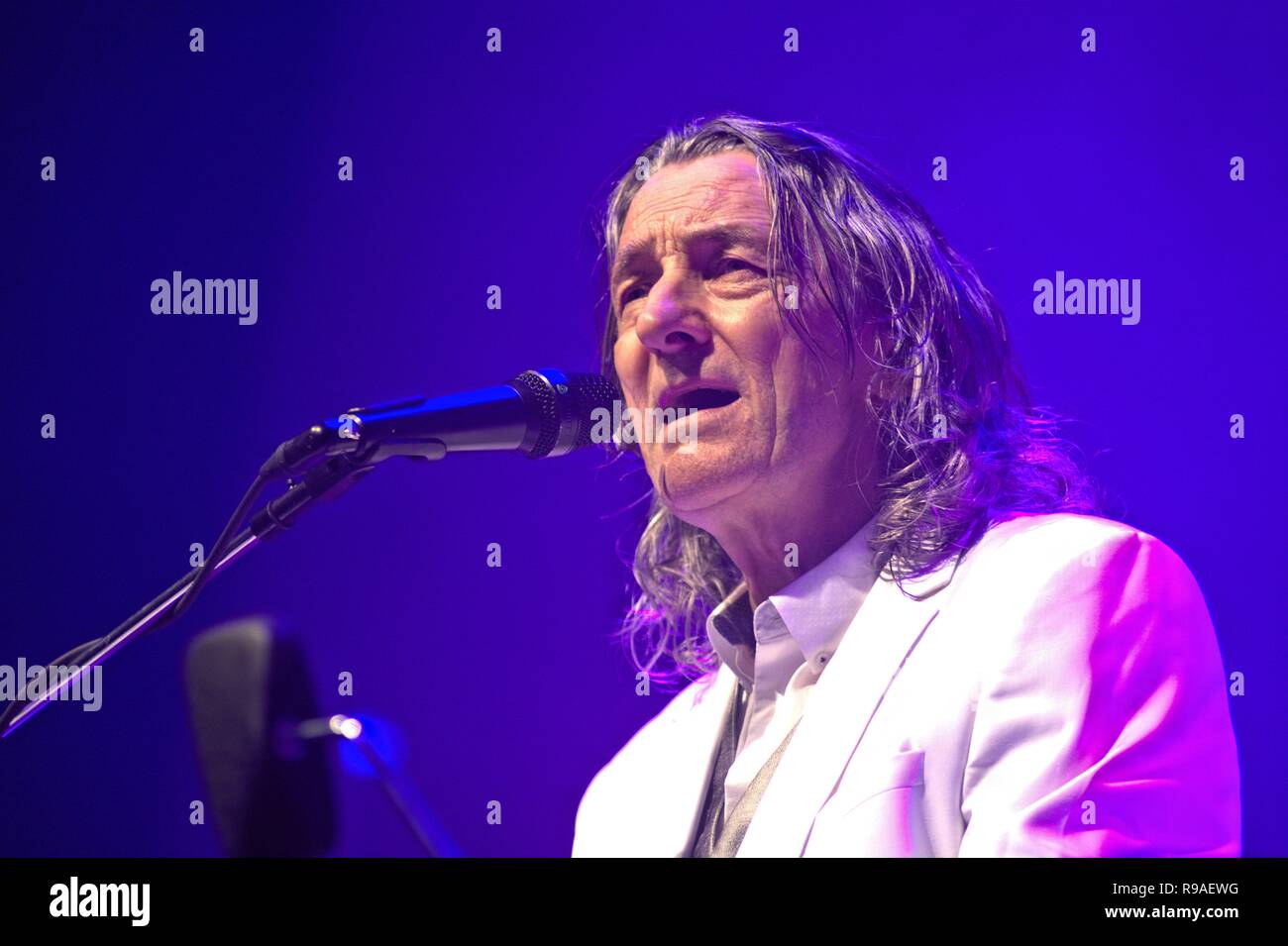 04. August 2017 - Roger Hodgson and Charles Roger Pomfret Hodgson, withbegrunder, former frontman, singer and songwriter of the British pop/rock band Supertramp at his concert at Holstenhalle 1 in Neumunster. The gig was part of the "Breakfast in America" World Tour, hosted by the Schleswig-Holstein Music Festival. | August, the 4th, 2017 - Roger Hodgson aka Charles Roger Pomfret Hodgson, founder, prior frontman, singer and songwriter of British pop/rock band Supertramp at his concert in the Holstenhalle 1 in Neumuenster, Germany. The show is in the context of the Breakfast in America worl Stock Photo
