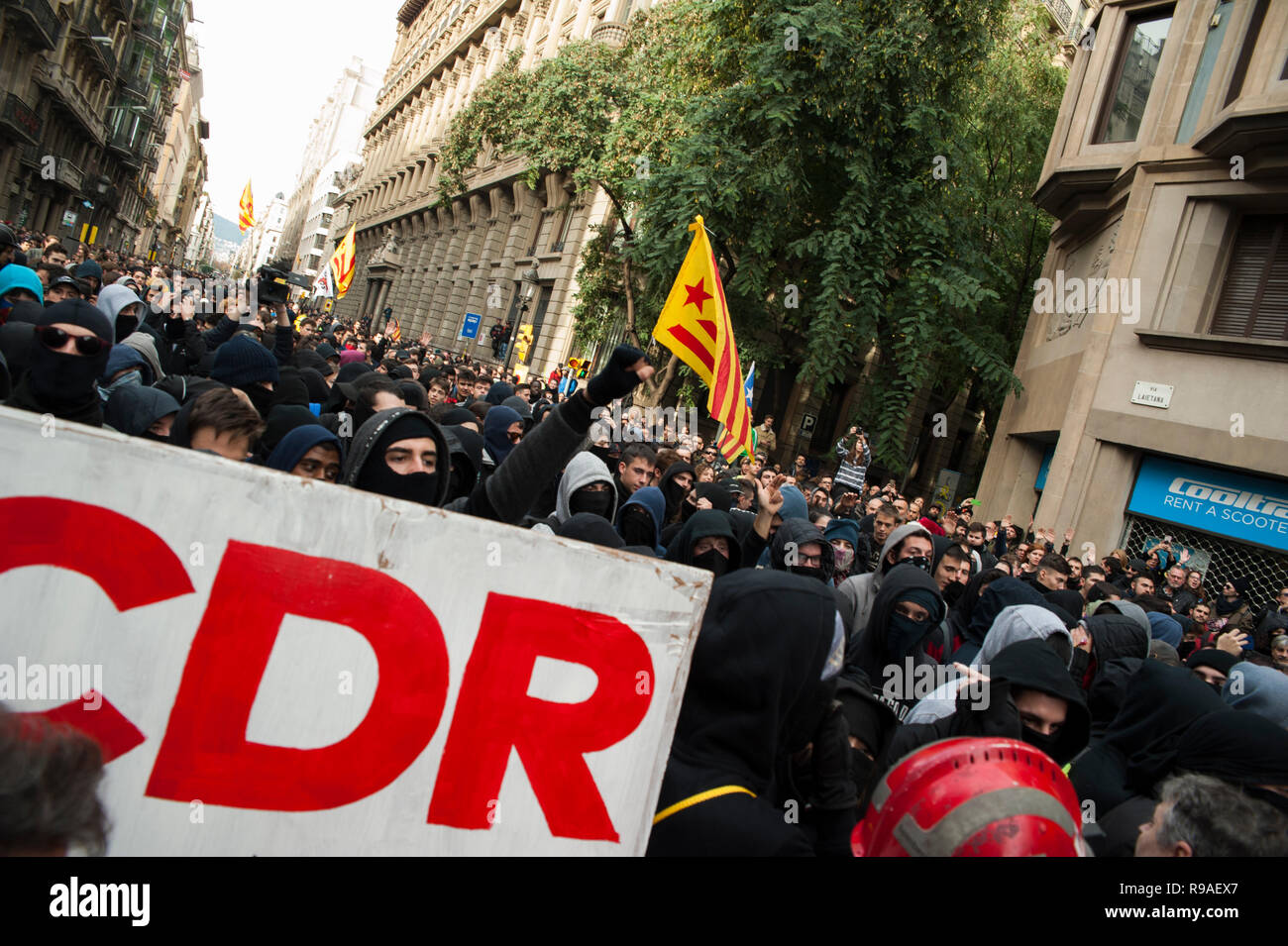 Barcelona 21th December, 2018. Catalan activists in favor of the independence protest in front of the building of the 'Llotja de Mar' in Barcelona, where the council of ministers has met in an extraordinary way. The meeting of the Council of Ministers will take place in Catalonia just one year after the regional elections convened by the previous government under Article 155 of the Constitution. Charlie Perez/Alamy Live News Stock Photo