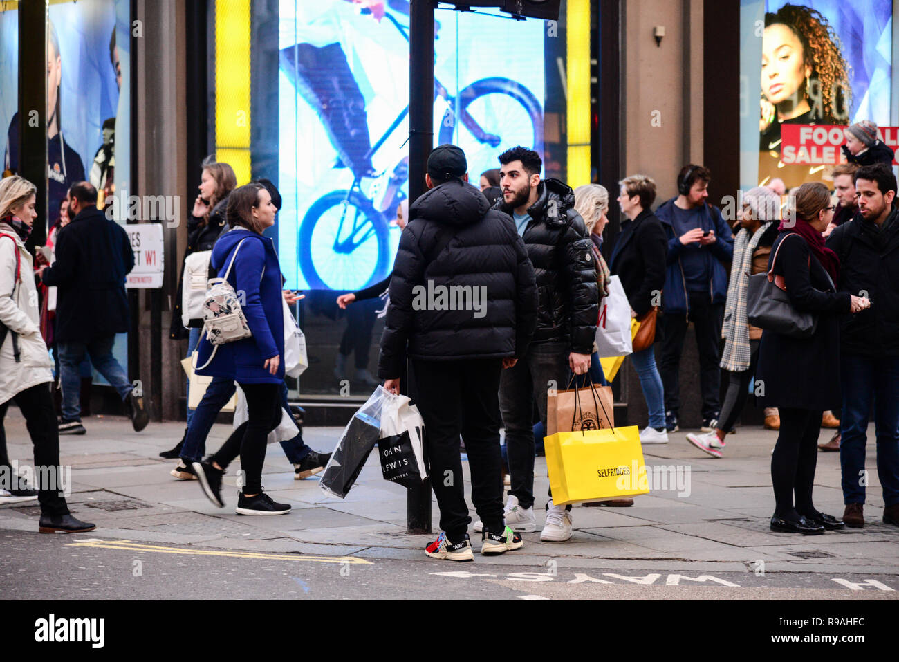 London Uk 21st December 2108 Shoppers On Oxford Street According To Retail Analysts 