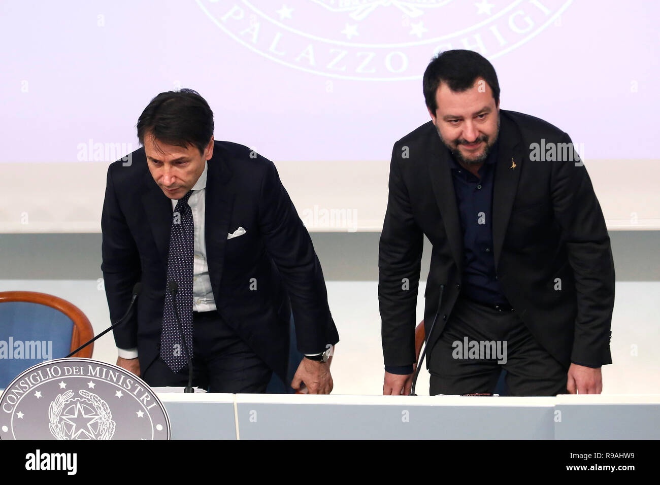 Rome Italy. 21st December 2018. Italian premier Giuseppe Conte and  Minister of Internal Affairs Matteo Salvini Rome December 21st 2018. Palazzo Chigi. Press conference at the end of Minister's cabinet. Foto Samantha Zucchi Insidefoto Credit: insidefoto srl/Alamy Live News Stock Photo
