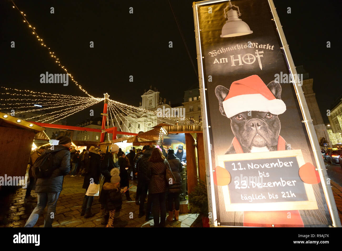 Vienna, Austria. 21st Decemeber 2018. Christmas spirit in Vienna in the 1st district. Picture shows christmas market 'am Hof'. Credit: Franz Perc / Alamy Live News Stock Photo