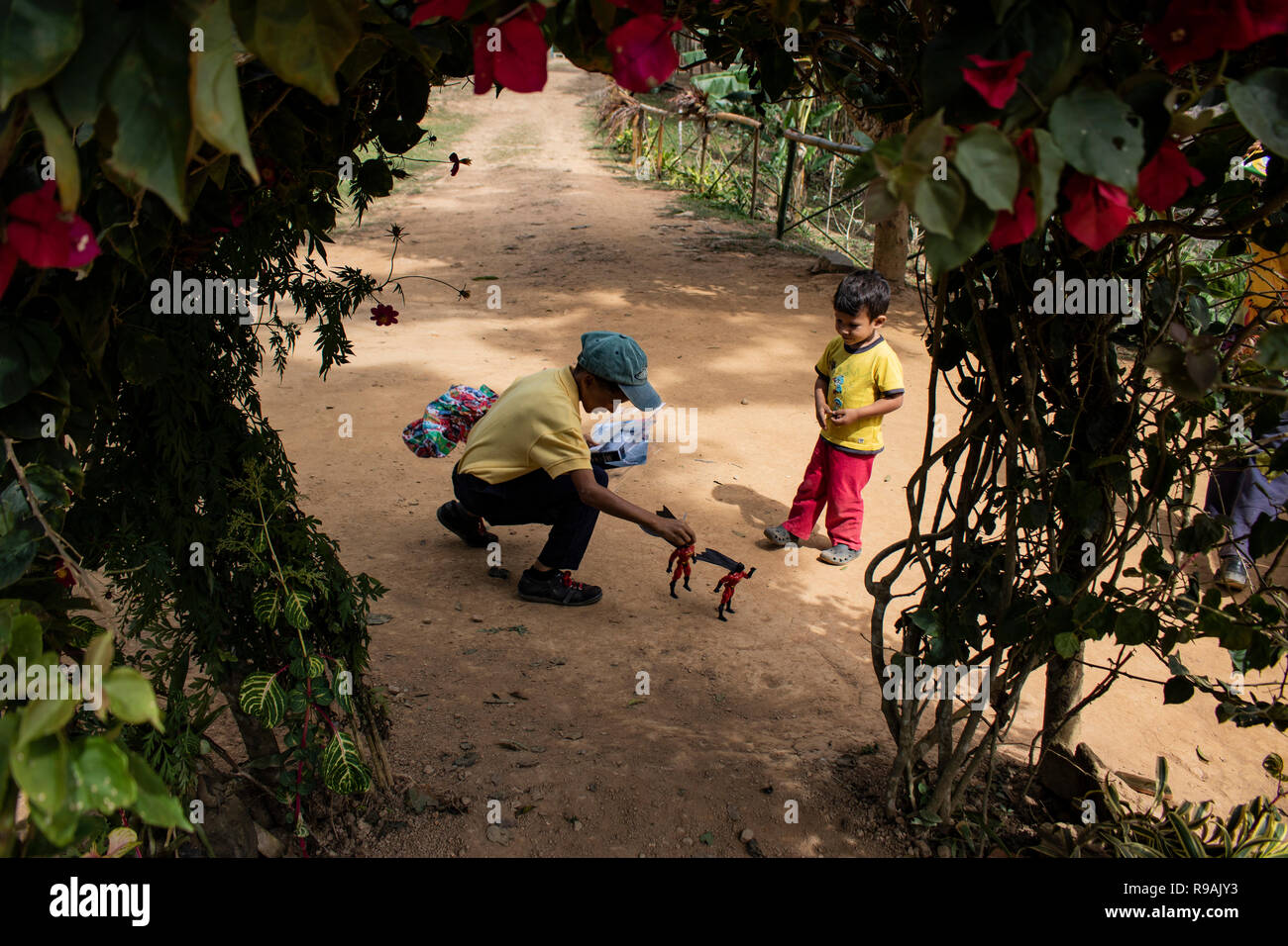 Caracas, Venezuela. 21st Dec, 2018. Children of a rural community east of Caracas play with gifts they receive through the initiative 'Un Juguete: Una Buena Noticia' (A toy, a happy message) for Christmas. The initiative was founded by reporters and journalists in Venezuela. The group also provides school supplies for children from a poorer neighbourhood in Caracas. Credit: Rayner Pena/dpa/Alamy Live News Stock Photo