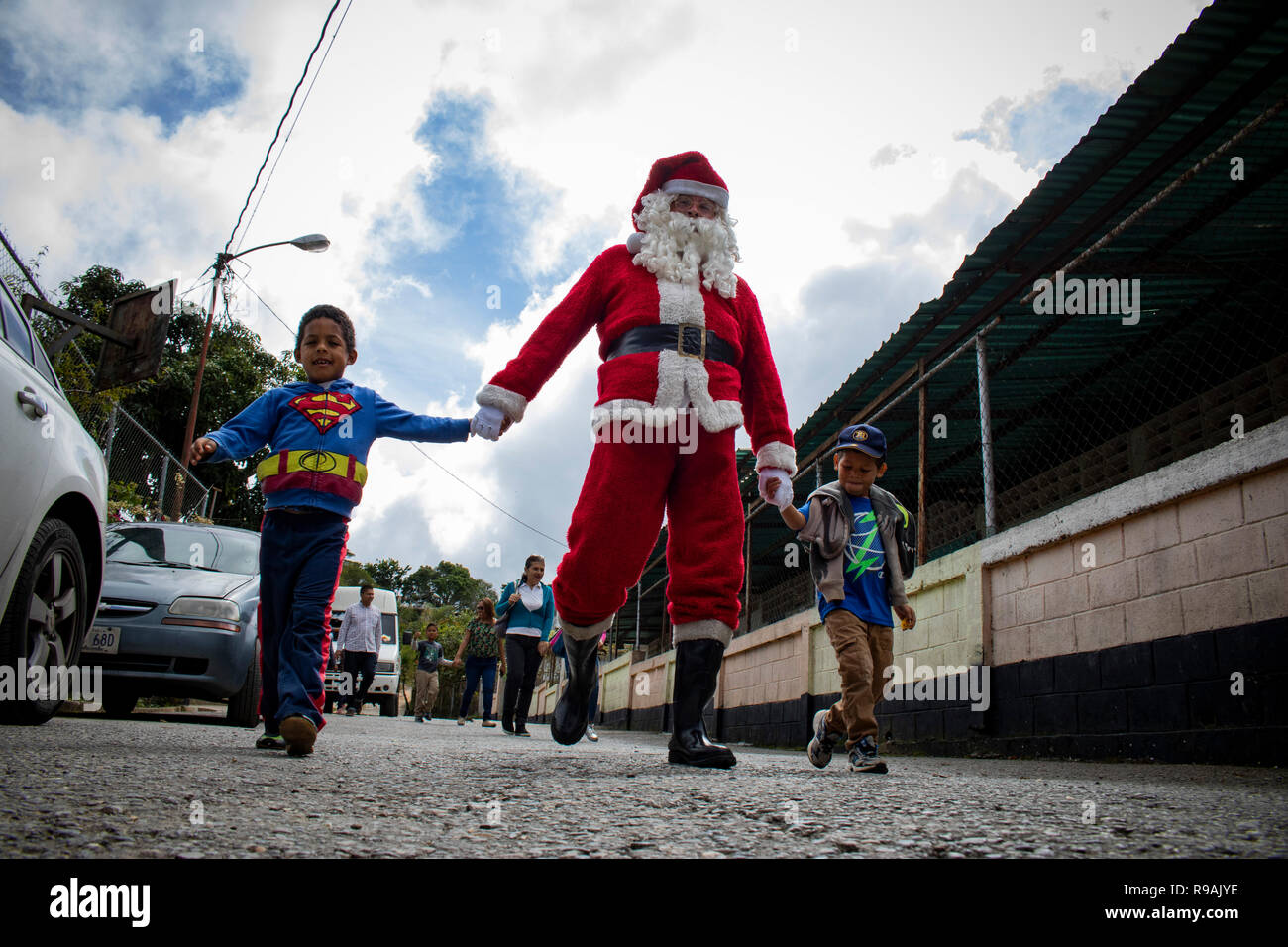 Caracas, Venezuela. 21st Dec, 2018. 'Santa Claus' comes to a congregation in the countryside east of Caracas and brings gifts to children through the initiative 'Un Juguete: Una Buena Noticia' (A Toy, a Good News). The initiative was founded by reporters and journalists in Venezuela. The group also provides school supplies for children from a poorer neighbourhood in Caracas. Credit: Rayner Pena/dpa/Alamy Live News Stock Photo