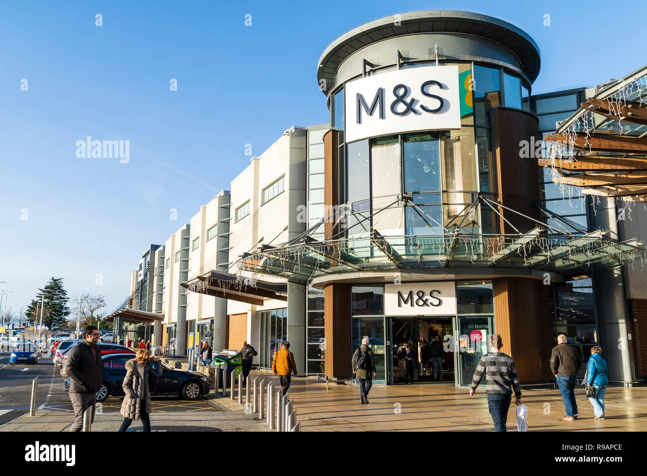 Westwood Cross Shopping Centre England M S Store And Entrance With People Coming And Going Super Saturday Few People Shopping For Christmas Stock Photo Alamy