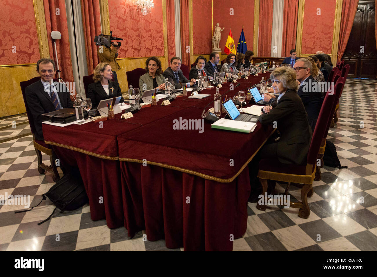 21 December 2018, Spain, Barcelona: The ministers of the Spanish central government, chaired by Prime Minister Pedro Sánchez (behind M.), meet weekly in the building of the former Llotja Commodity Exchange. The cabinet meeting normally takes place in Madrid. In the centre of the regional capital there were clashes between police officers and demonstrators on Friday because of the ministerial council meeting, which was considered a 'provocation'. (to dpa 'Spanish government meeting in Catalonia provides for riot' of 21.12.2018) Photo: Lukas Hofmann/dpa Stock Photo