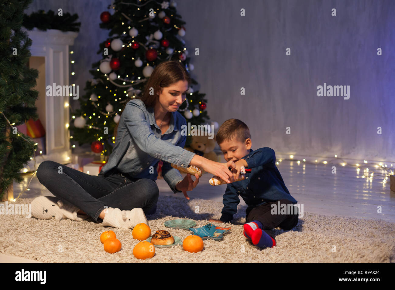 Фотосессия с сыном на новый год. Новогодняя семейная фотосессия в студии. Новогодняя фотосессия семейная. Новогодние романы. Новогодняя фотосессия семейная мам сын.