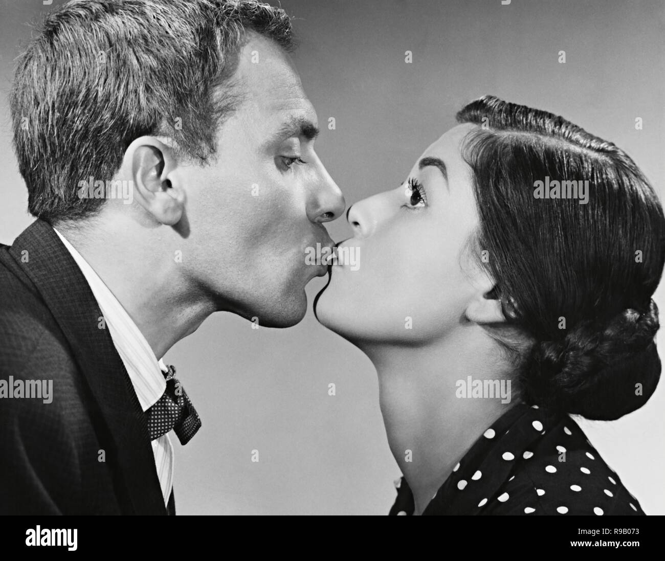 Onlayn porno tomosha qilish menga kiyimimni yopishga yordam berdi. Uning yalangoch yurgan videosi