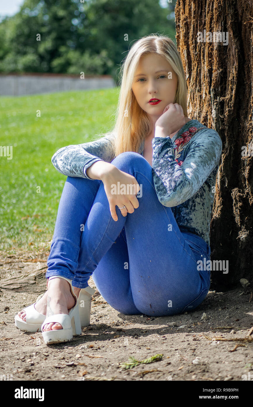 Crossed legs heels jeans hi-res stock photography and images - Alamy