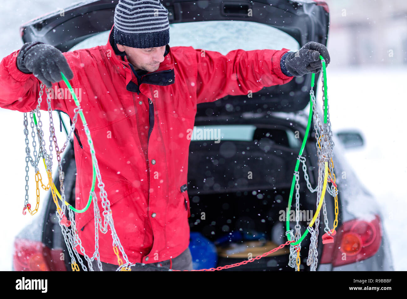Installing tire chains hires stock photography and images Alamy