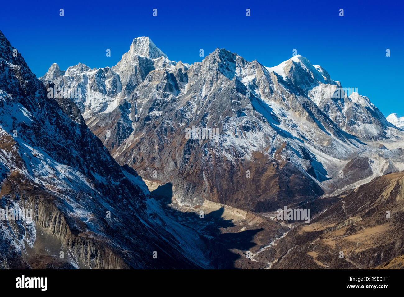 Epic mountain views on the Manaslu Circuit Trek, Nepal Himalayas. Trail to the Larkya Pass in bottom right Stock Photo