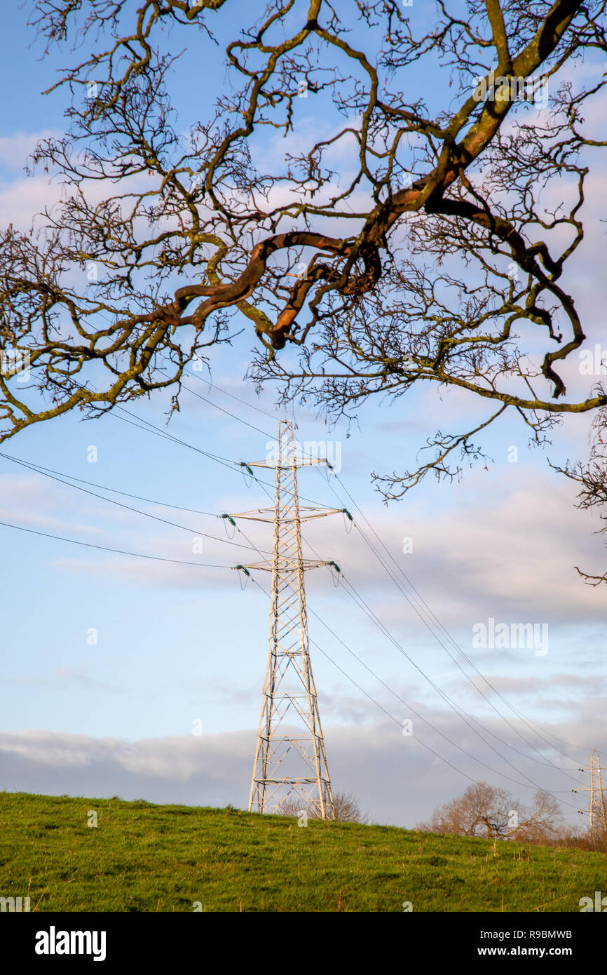 Overhead line power cables and pylons for electrical energy transmission and distribution 11kV, 33kV, 132kV, 275kV, 400kV and HVDC Stock Photo