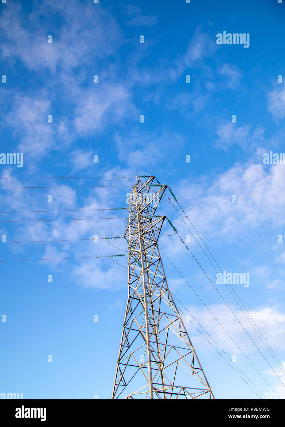 Overhead line power cables and pylons for electrical energy transmission and distribution 11kV, 33kV, 132kV, 275kV, 400kV and HVDC Stock Photo