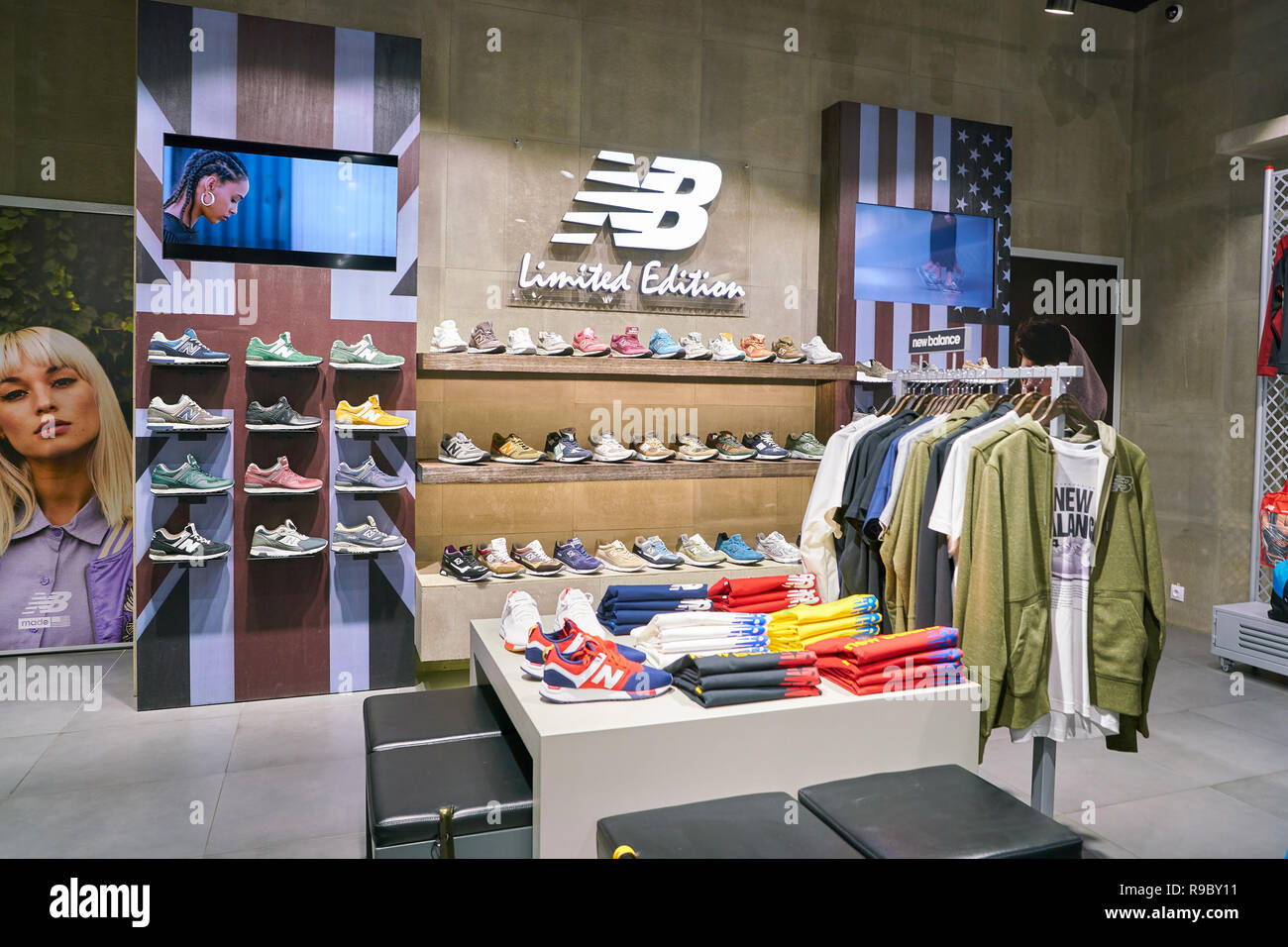 het winkelcentrum woonadres Intiem SAINT PETERSBURG, RUSSIA - CIRCA MAY, 2018: interior shot of New Balance  store in Galeria shopping center Stock Photo - Alamy