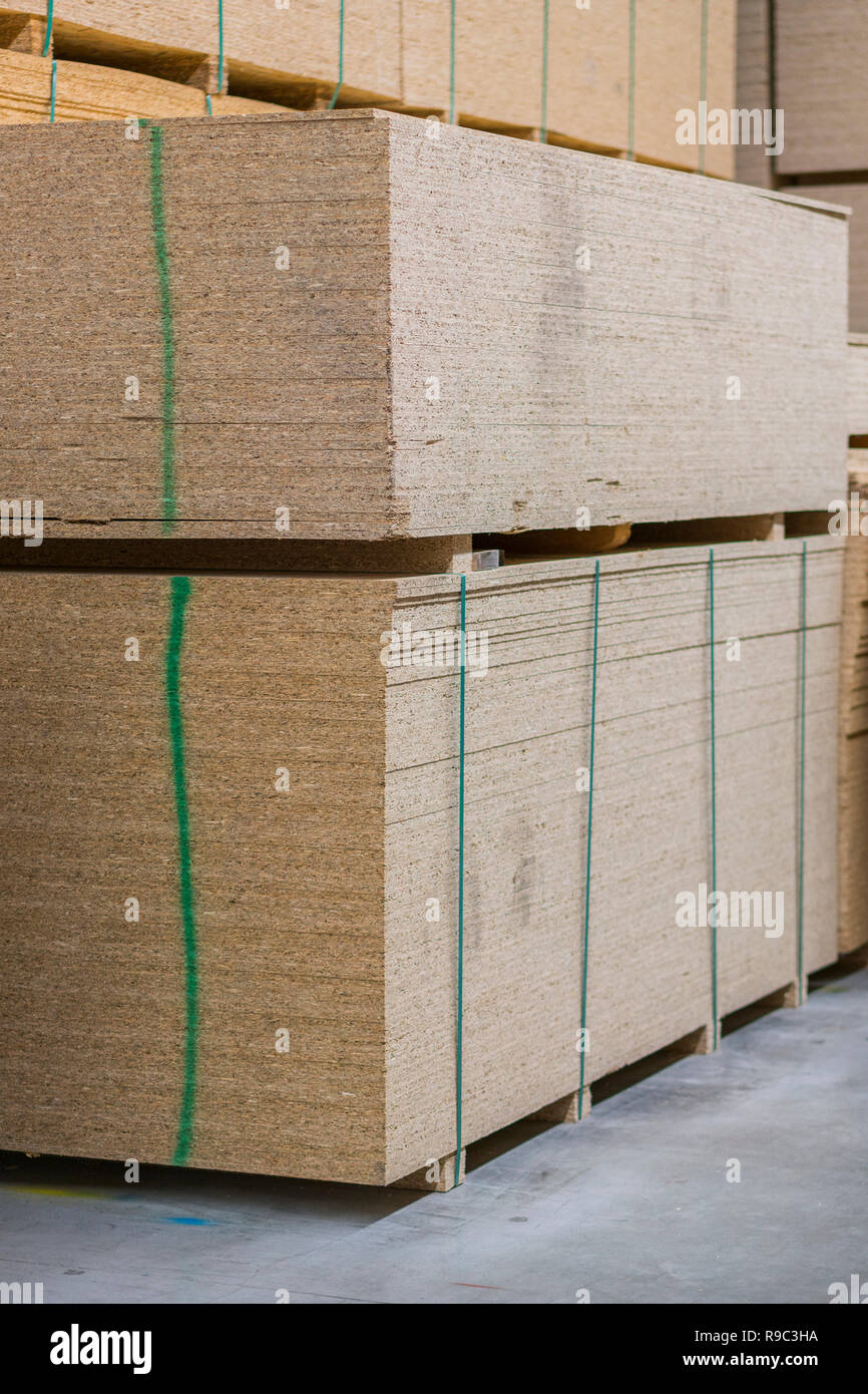 lumber osb, plywood, mdf, project panel at hardware store in USA. Wooden  bars, flake board, sterlingboard on shelves inside lumber yard of home  improv Stock Photo - Alamy