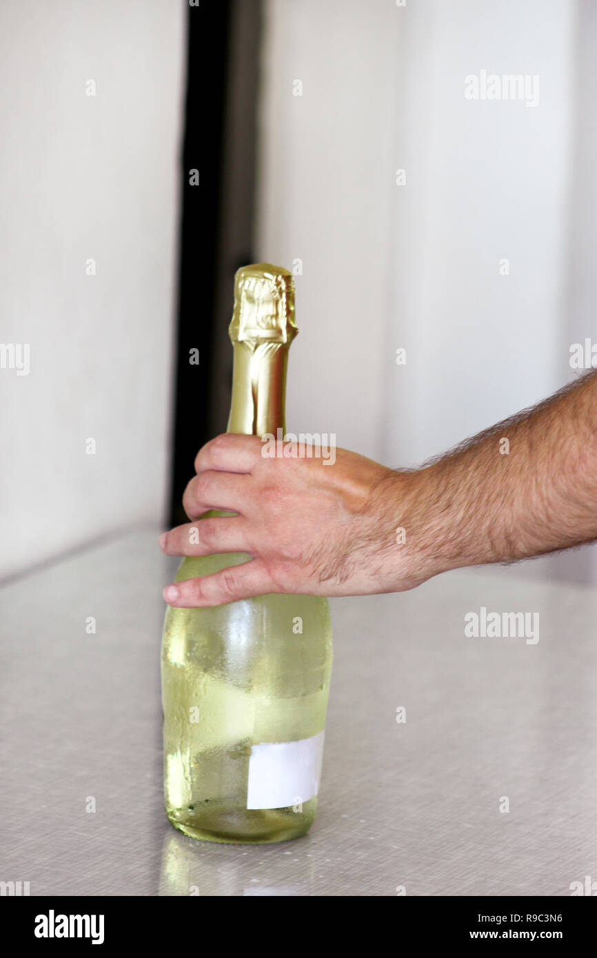 Sciabola per sommelier per aprire una bottiglia di champagne Foto stock -  Alamy