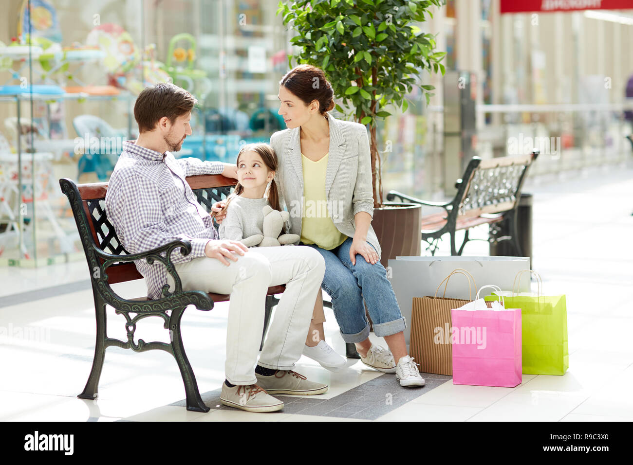 family-mall-shopping-hi-res-stock-photography-and-images-alamy