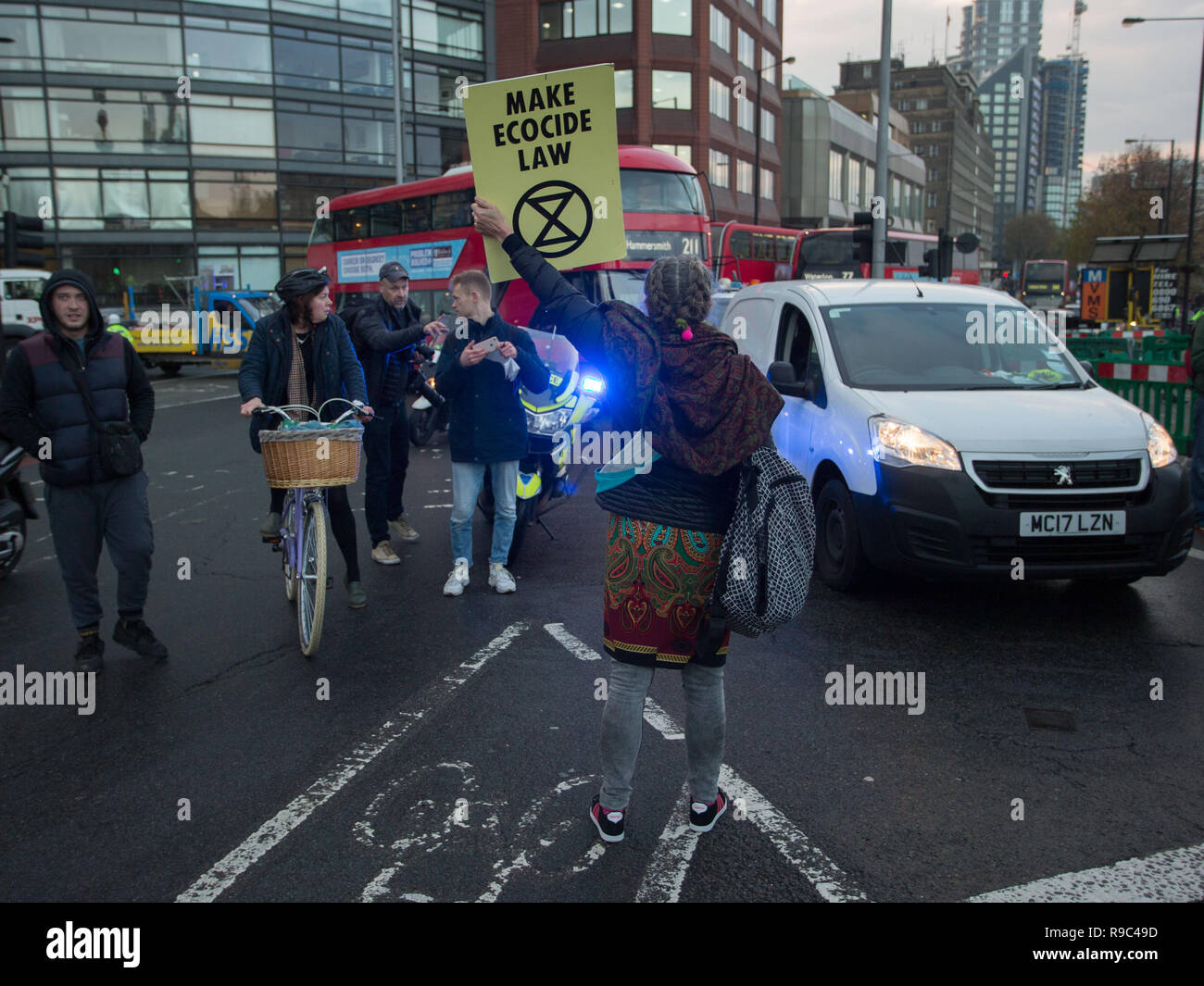 Extinction Rebellion activists block traffic on Southwark & Vauxhall Bridges. The group are calling on followers to rebel against the government’s inaction to curb climate change and a potential ecological collapse.  Featuring: Atmosphere, View Where: London, United Kingdom When: 21 Nov 2018 Credit: Wheatley/WENN Stock Photo