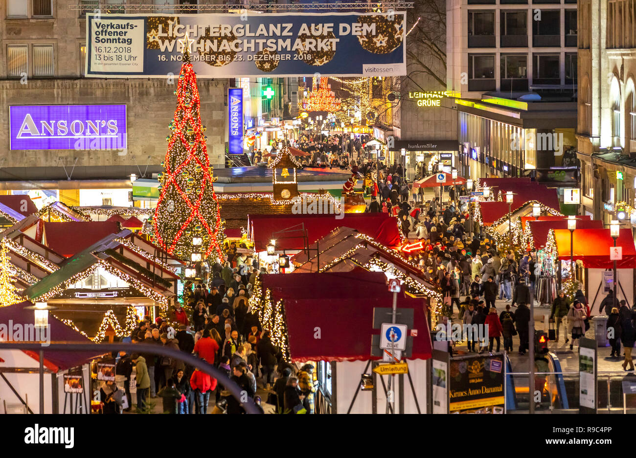 Christmas market in the city center of Essen, Willy Brandt Platz, Kettwiger  Straße, shopping open Sunday, Germany Stock Photo - Alamy