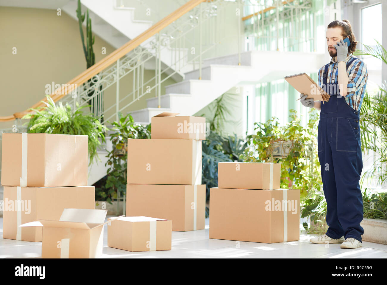 Busy moving hi-res stock photography and images - Alamy