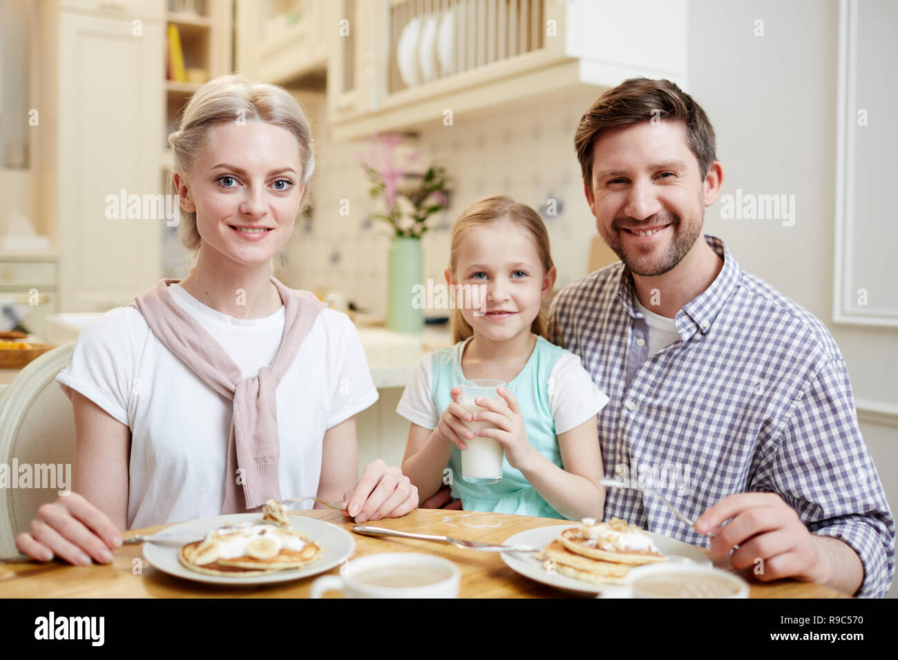 Family by breakfast Stock Photo - Alamy
