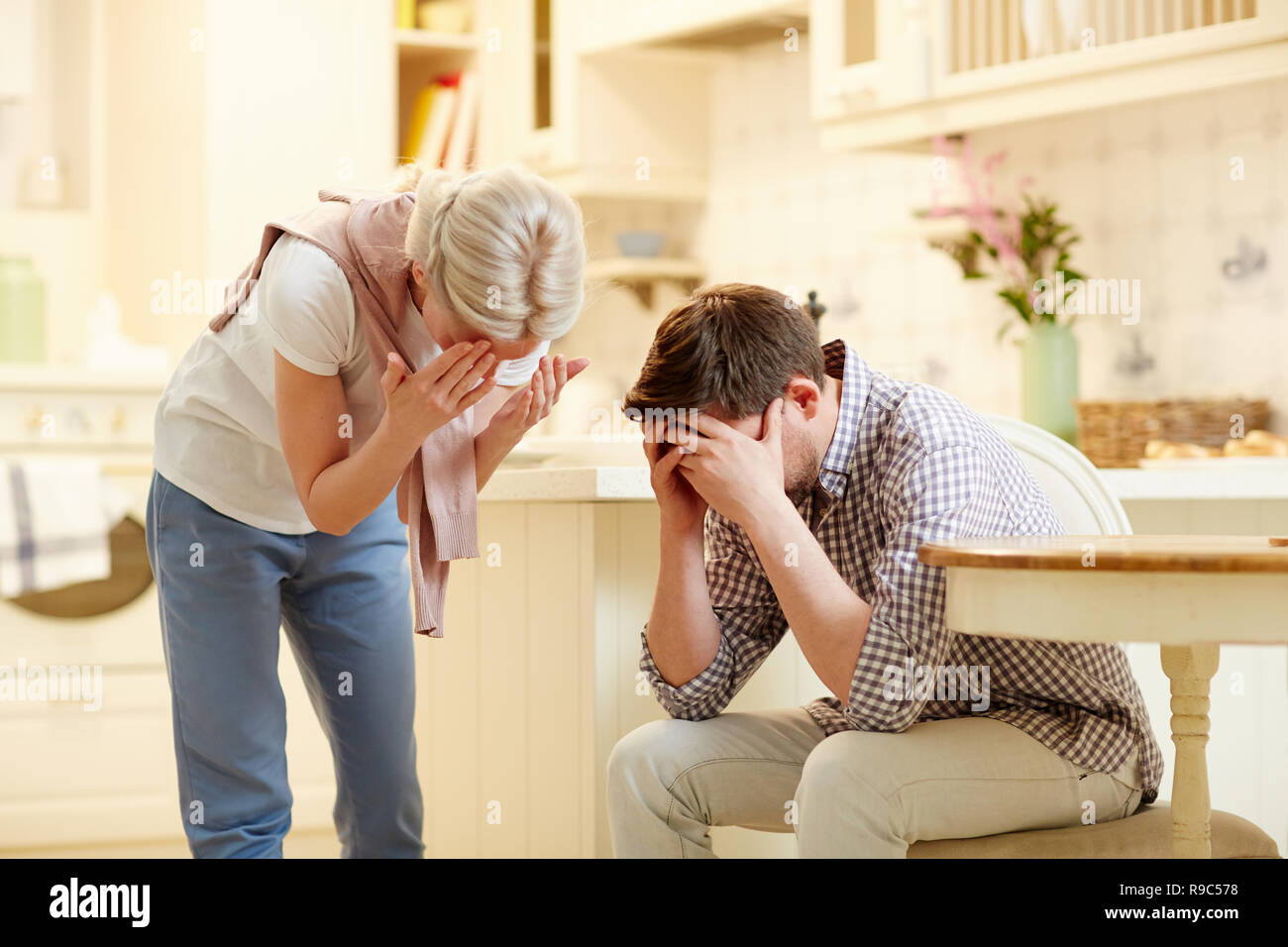 Upset couple hi-res stock photography and images - Alamy