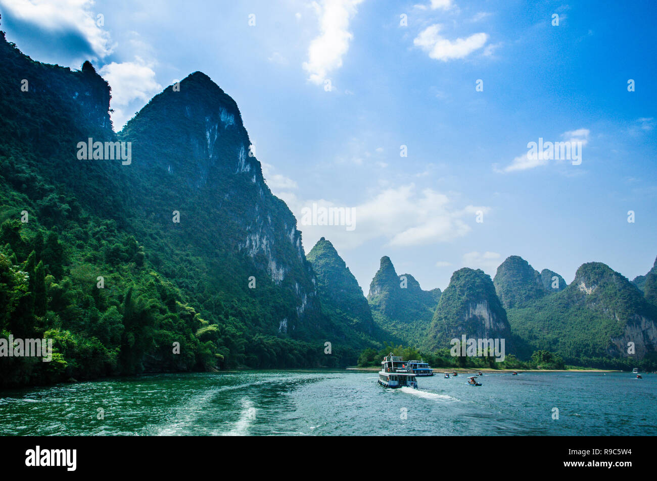 Beautiful river scenery mountain hi-res stock photography and images ...