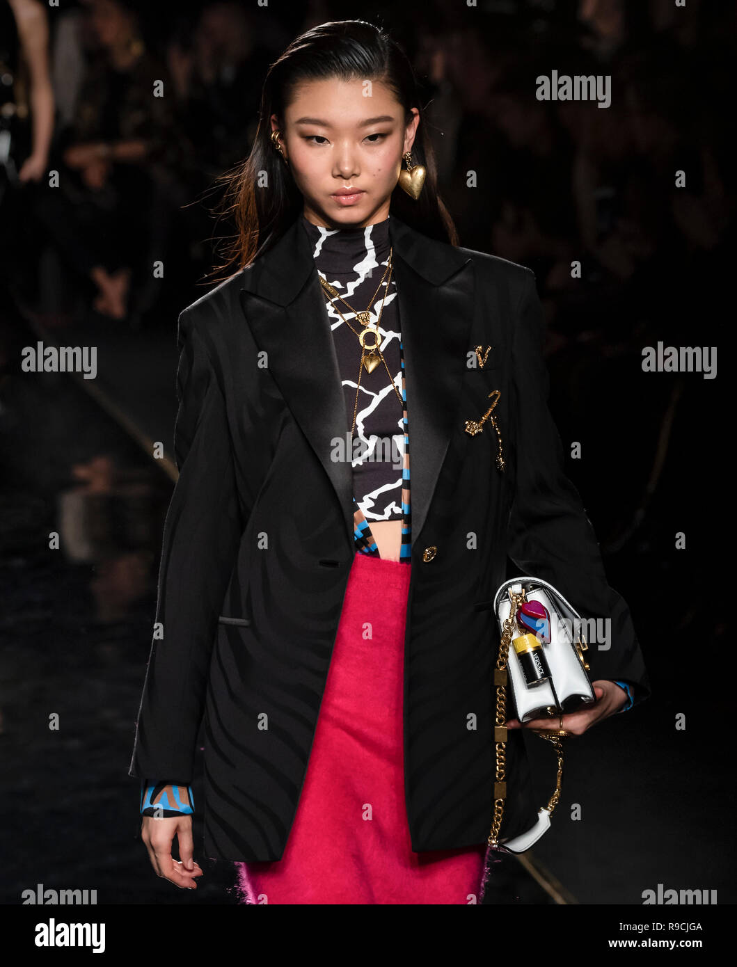 Jung Ho Yeon tears up the runway as the opener of the 'Louis Vuitton  Women's Fall-Winter 2022 Fashion Show' in Paris