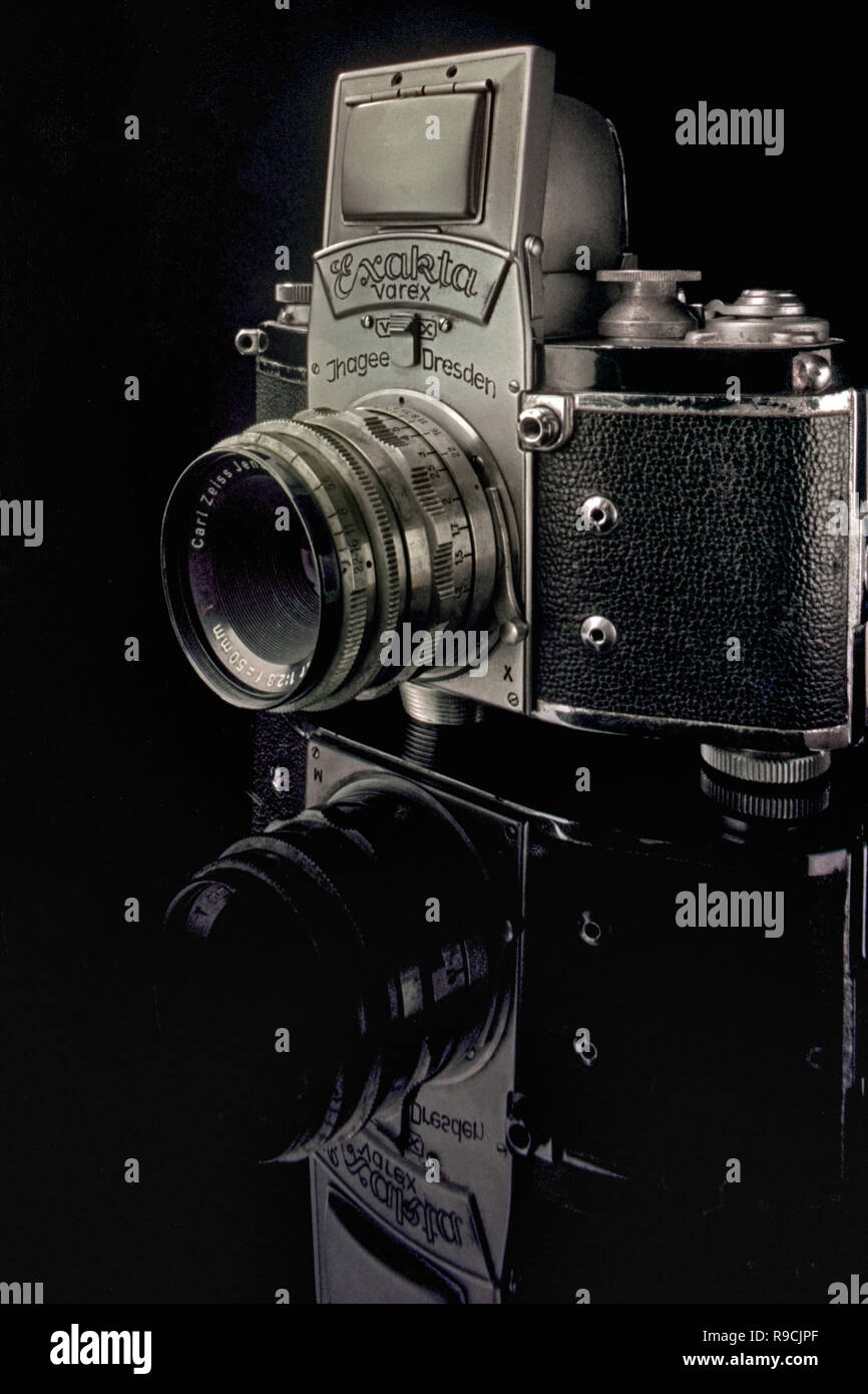 1989-First SLR for 35mm film came in 1936, the Kine Exakta-mumbai ...