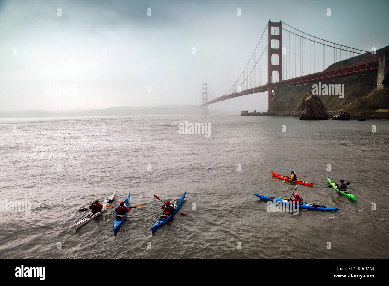 USA, California, San Francisco, individuals endure the cold to kayak under the Golden Gate Bridge Stock Photo