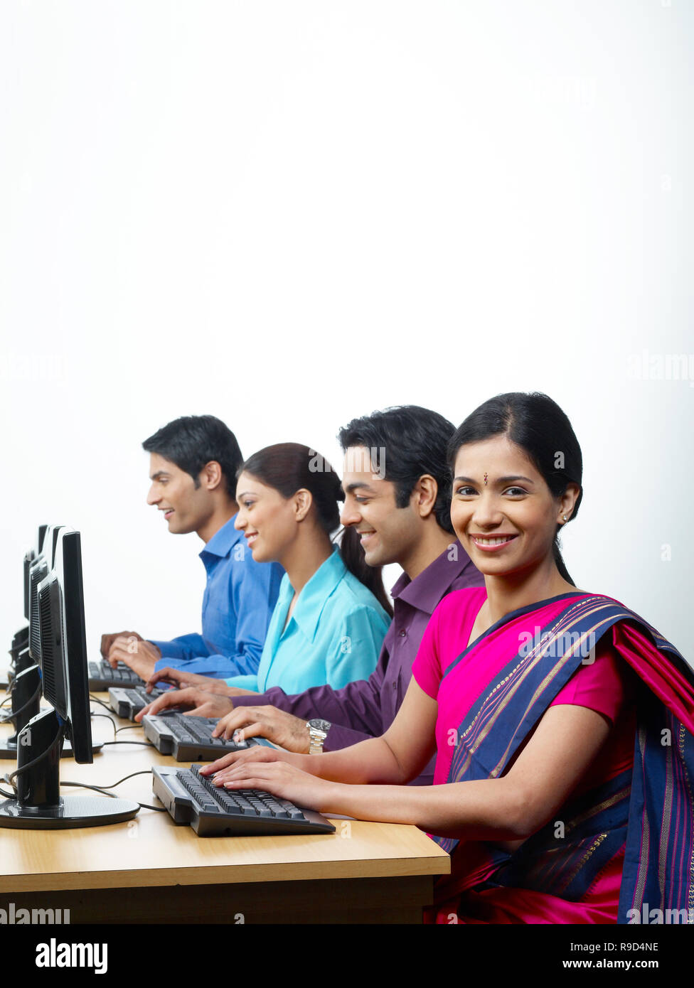 Middle east men and women speaking hi-res stock photography and images ...