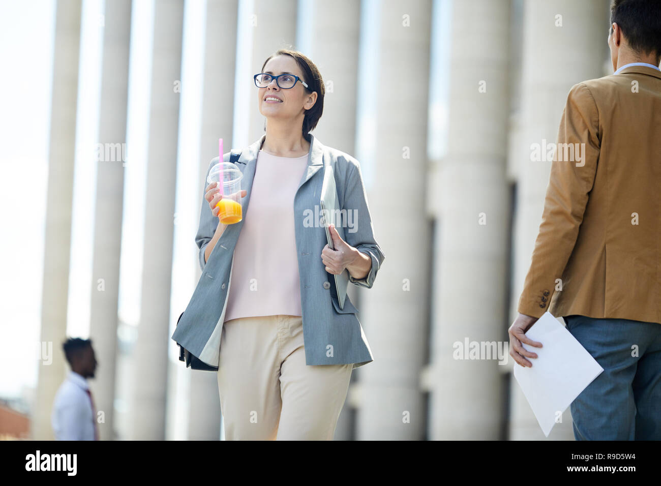 Business people walking street hi-res stock photography and images - Alamy