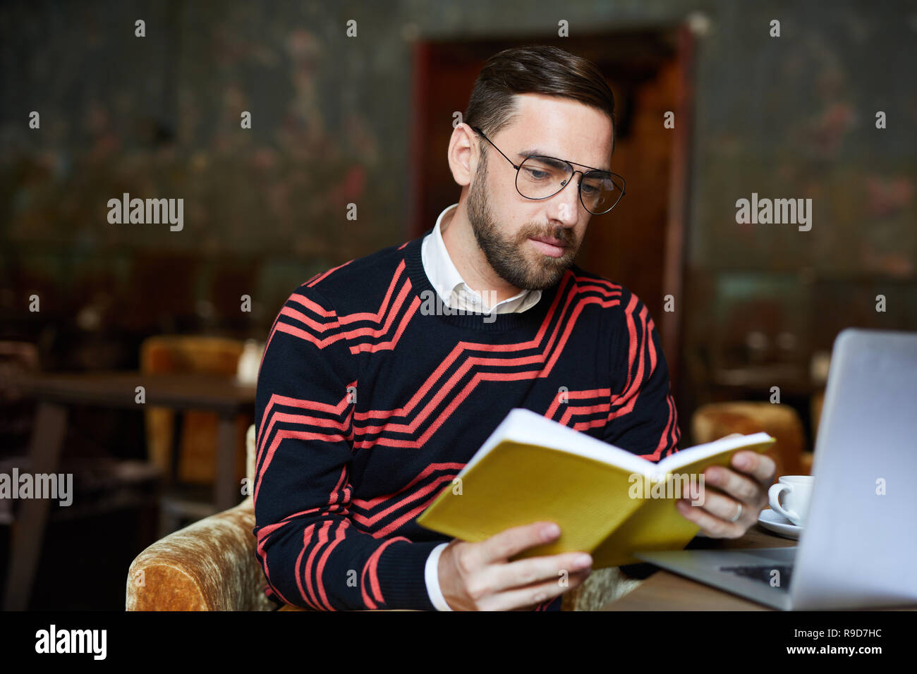 Reading at leisure Stock Photo Alamy