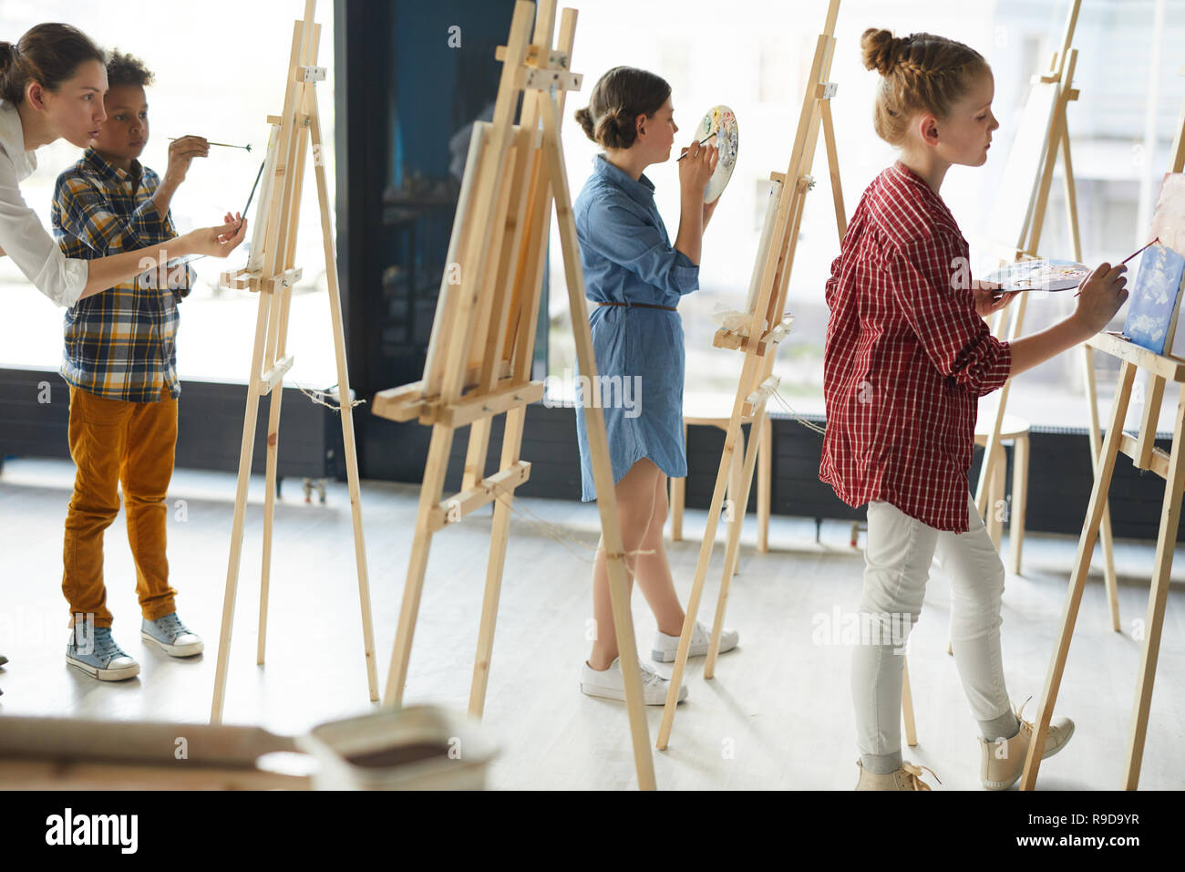 мальчик за мольбертом. рисование на мольберте для дошкольников. мальчик за мольбертом. мальчик с мольбертом. мальчик за мольбертом.