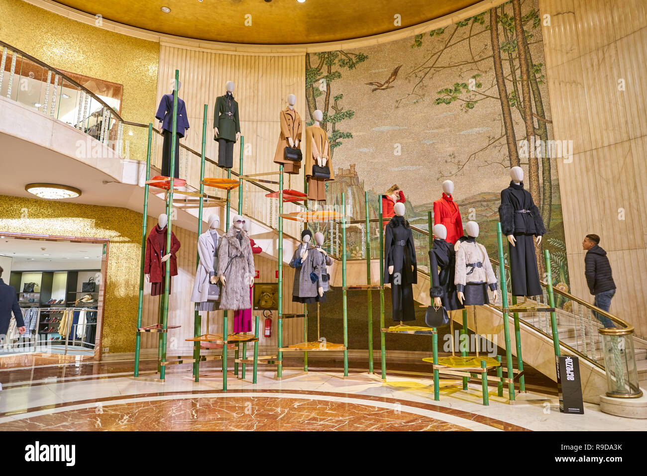 MILAN, ITALY - CIRCA NOVEMBER, 2017: interior shot of Zara shop in Milan  Stock Photo - Alamy