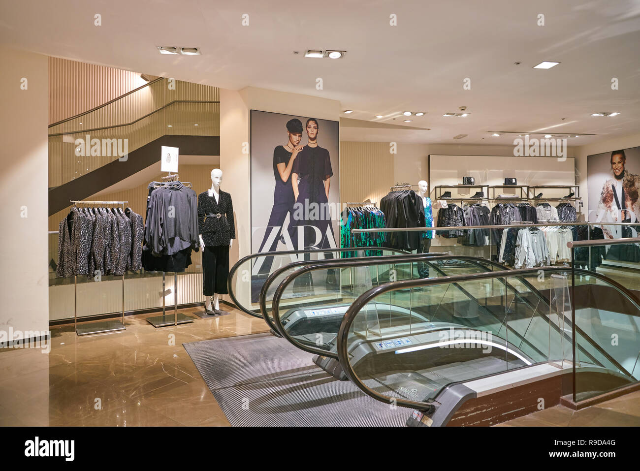 Zara store interior hi-res stock photography and images - Page 6 - Alamy