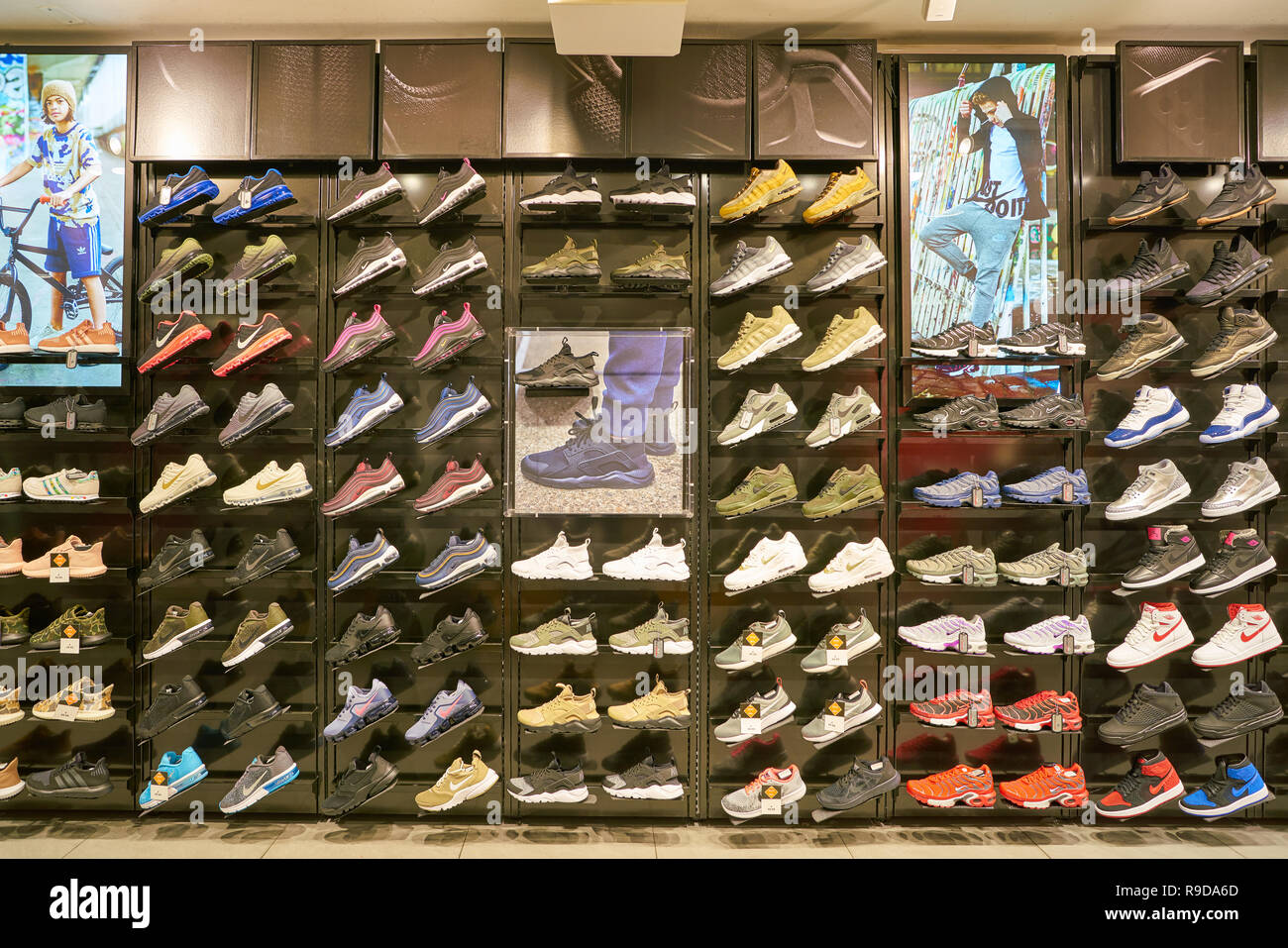MILAN, ITALY - CIRCA NOVEMBER, 2017: inside Foot Locker store in Milan. Foot  Locker Retail, Inc. is an American sportswear and footwear retailer Stock  Photo - Alamy