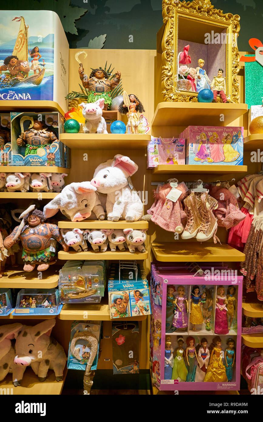 Disney store shelves hi-res stock photography and images - Alamy