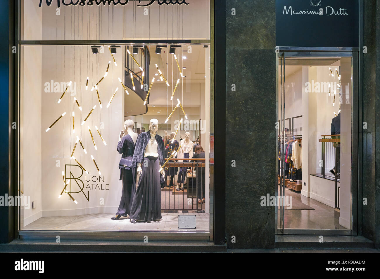 MILAN, ITALY - CIRCA NOVEMBER, 2017: shop window display of clothing at a Massimo  Dutti store in Milan, Italy Stock Photo - Alamy